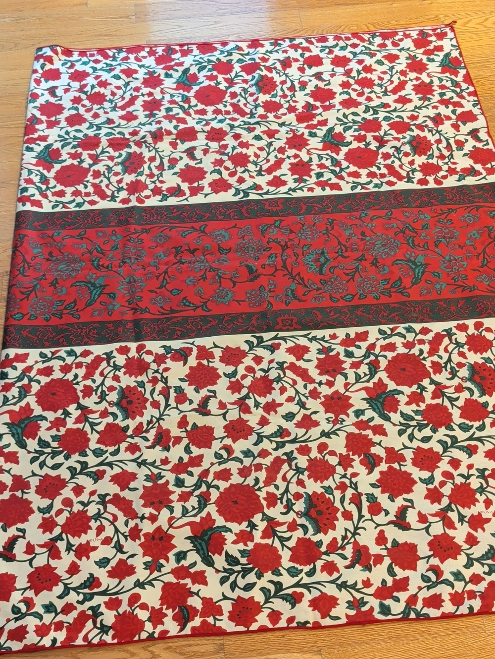 Vera Floral Red and Green Tablecloth - Home Dining